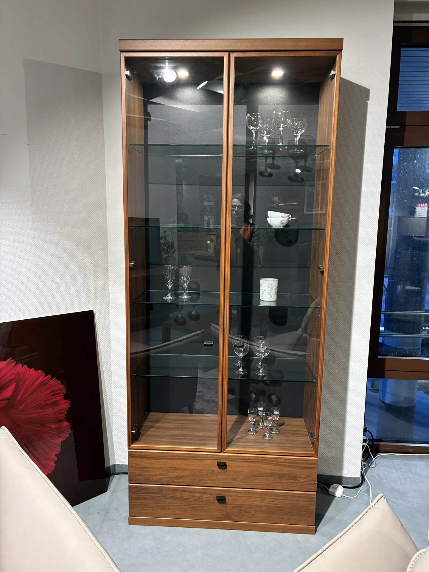 Vitrine Ramon in Nussbaum Nova mit Beleuchtung