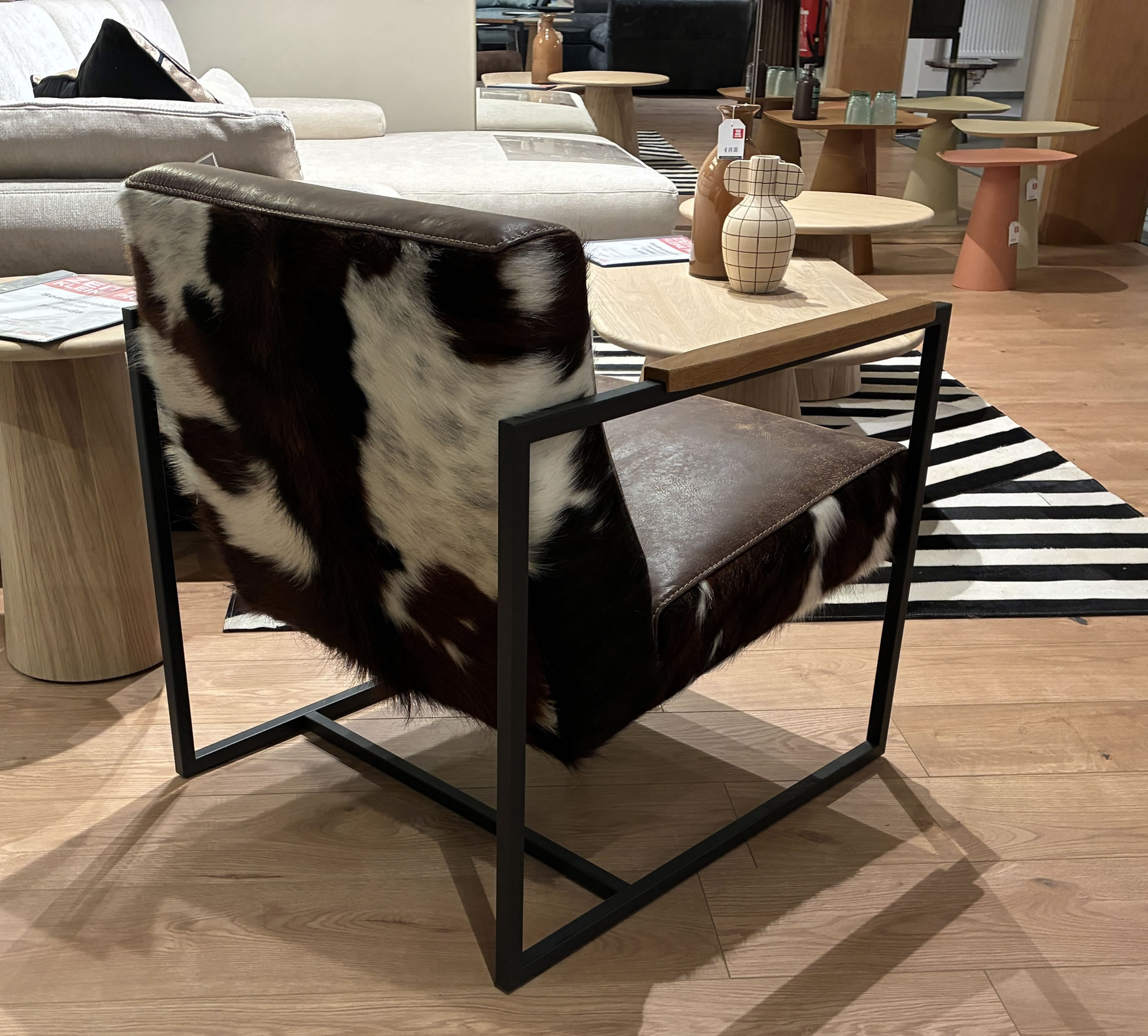 Einzelsessel BRENDA mit auffälligem Kuhfell-Rücken