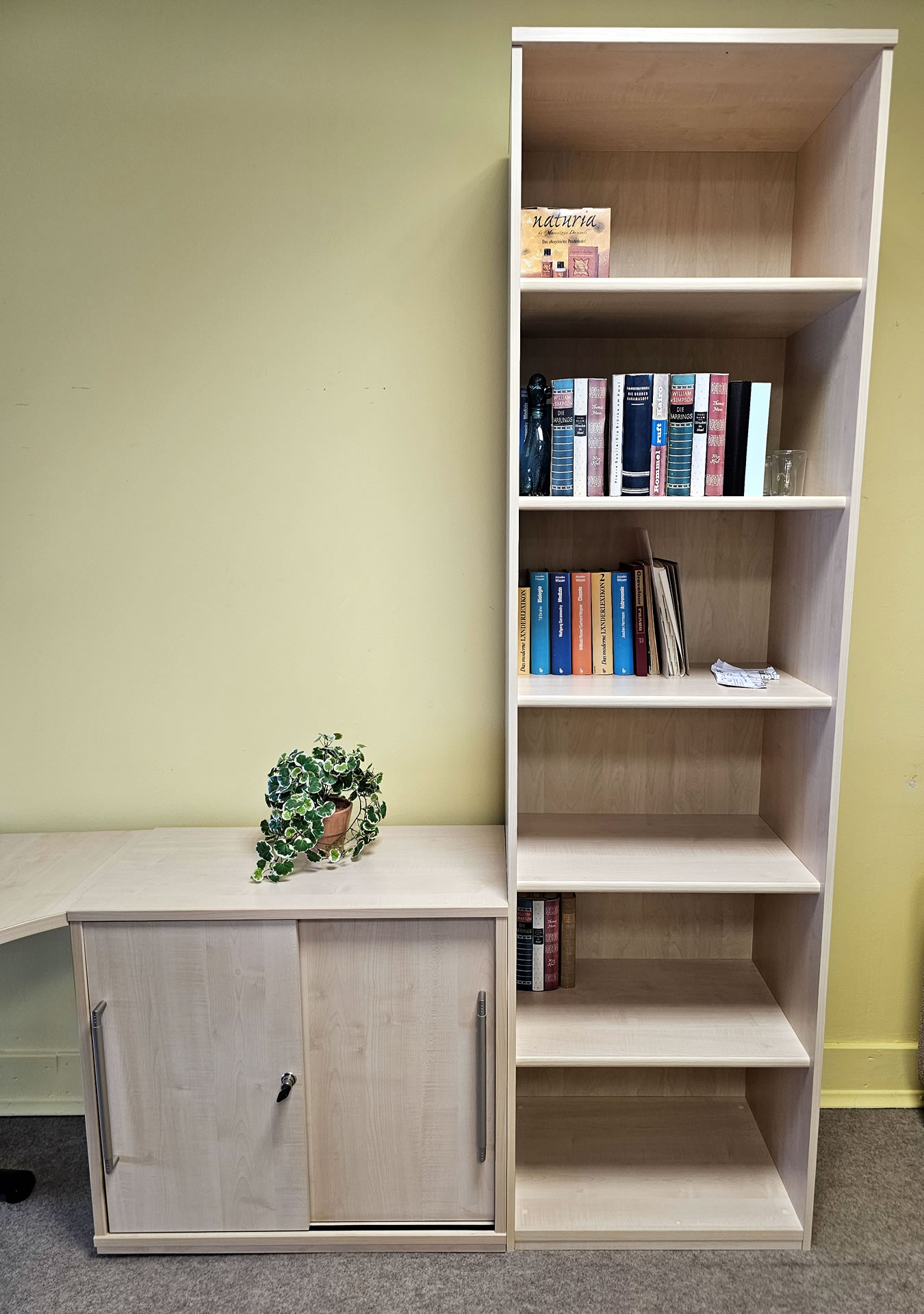 Schreibtisch mit Anbauschrank